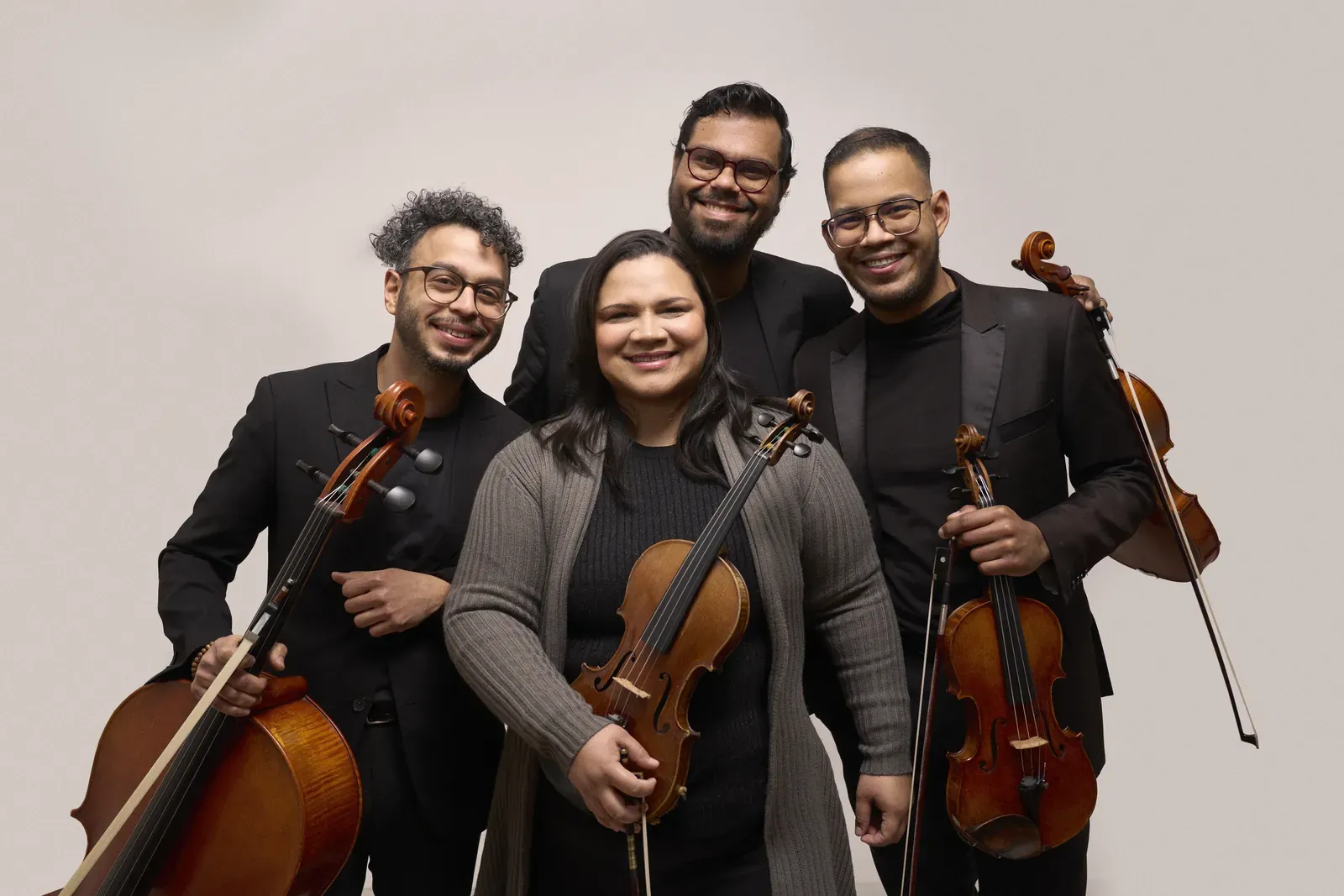 Cuarteto Artes reunido en un retrato cálido con sus instrumentos