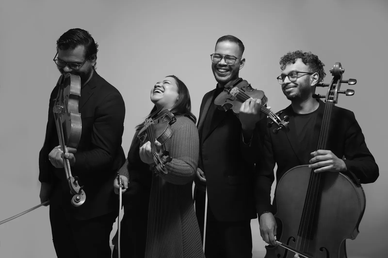 Integrantes del Cuarteto Artes en un momento expresivo en blanco y negro